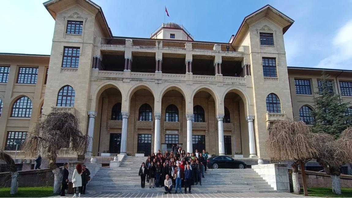 Gazi Üniversitesi Gazi Eğitim Fakültesi Resim-İş Eğitimi Anabilim Dalını Gezdik.